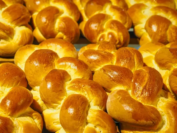 Wypieki z ciasta drożdżowego w formie warkocza lub plecionki