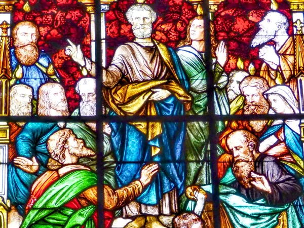 Witraż kościelny przedstawiający zesłanie Ducha Świętego w postaci języków ognia na pierwszych chrześcijan w dzień Pięćdziesiątnicy