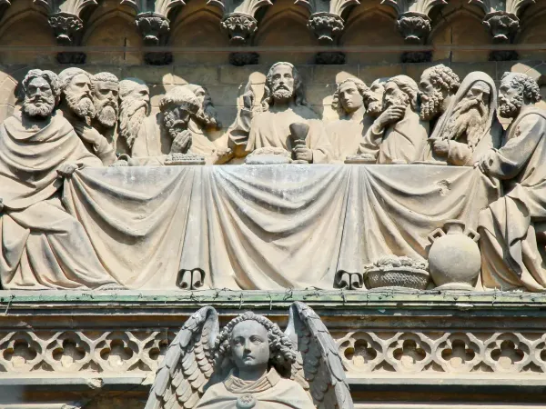 Фреска, изображающая последний ужин Христа с учениками, события страстного четверга